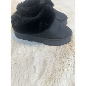 Wild‎ Diva black faux fur slip-on platform slippers, size 8.5.
